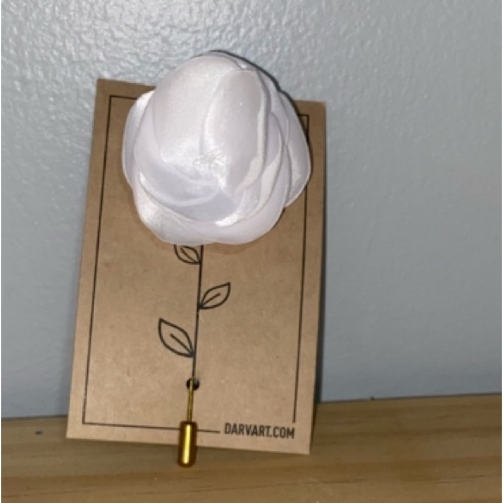 White floral wedding/ prom suit pin set of 1